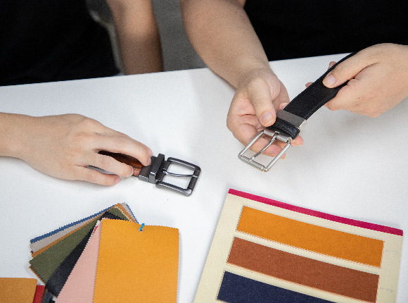 workers conduct craftsmanship optimization on belt buckles